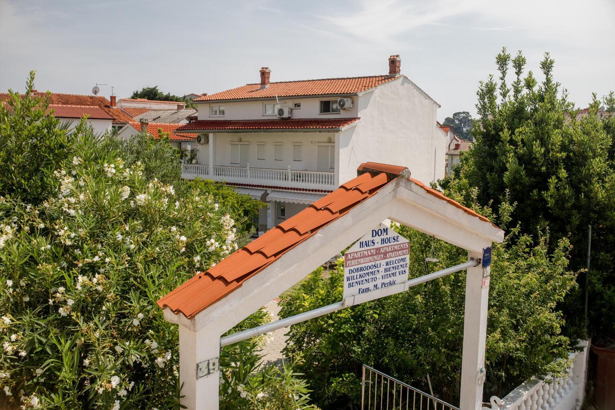 Lovely House: Family-friendly Retreat With Pool And Playground *